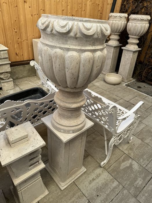 Postament cu jardiniera travertin