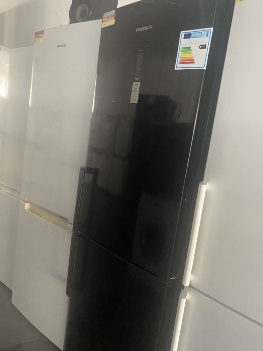 Свободностоящ хладилник с фризер SAMSUNG
