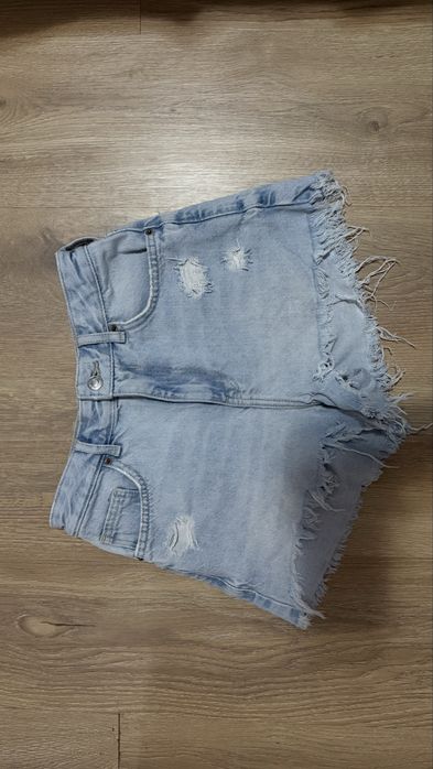 Bershka къси панталонки.Размер 34