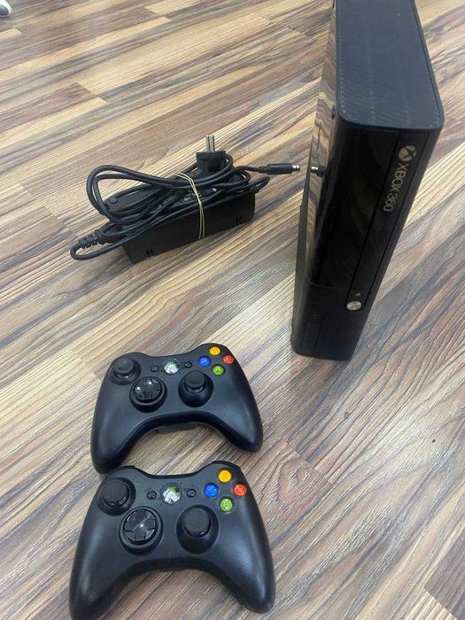 Xbox 360E freeboot 500gb 2 джойстика