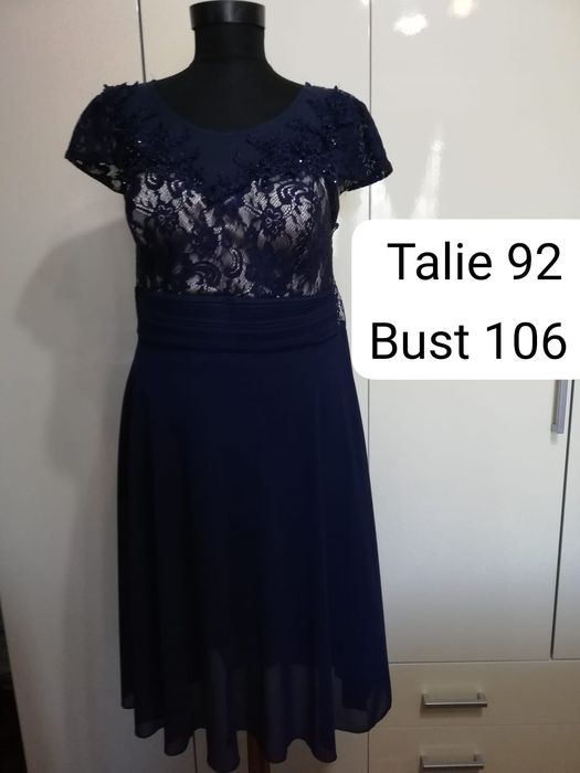 Rochie de gală din mătase și dantelă.