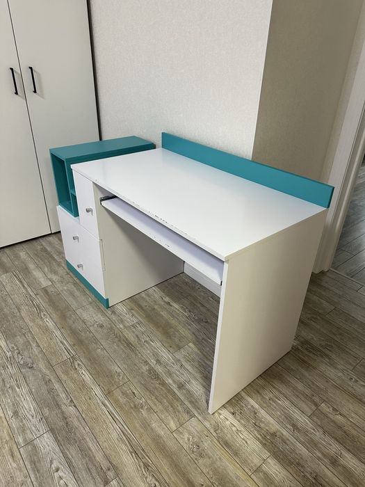 Стол для учебы и компьтера.