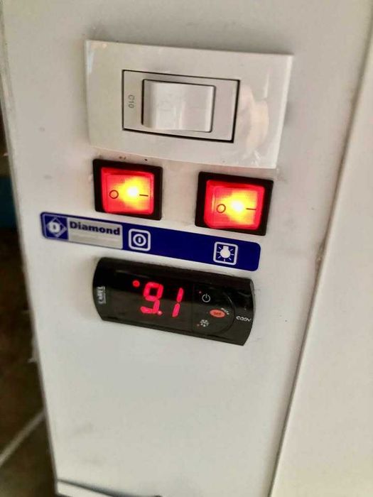 Vand Vitrină frigorifică comercială – stare bună,