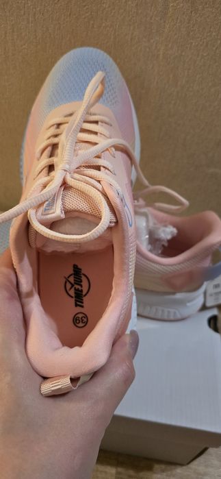 Кроссовки женские