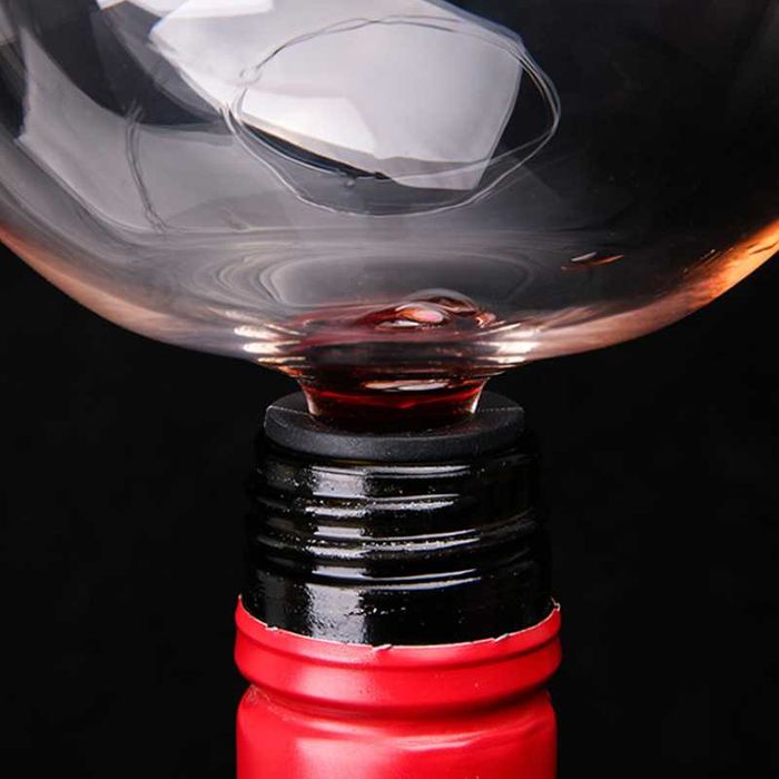 Стъклена чаша за пиене директно от бутилката с вино