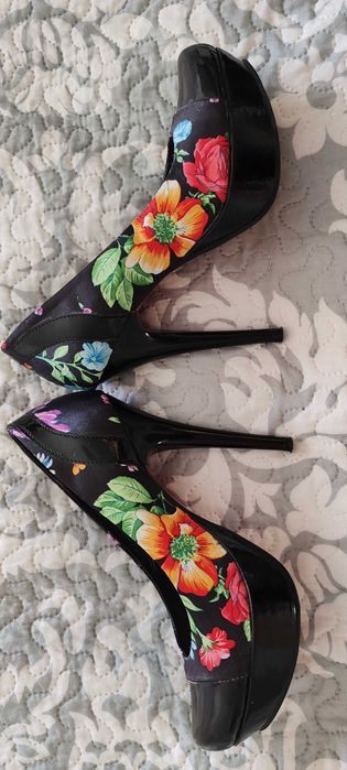 Дамски обувки с цветя