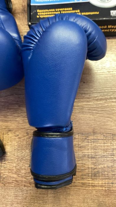 Перчатки на бокс
