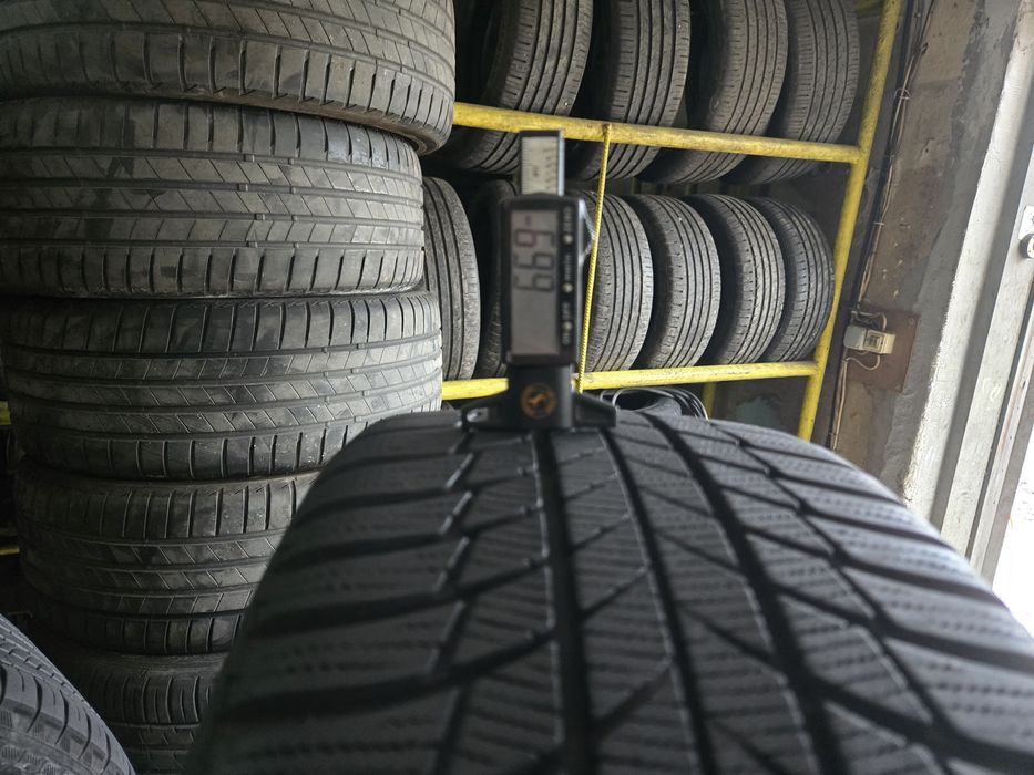 2бр. 225 40 18 Bridgstone зимни.