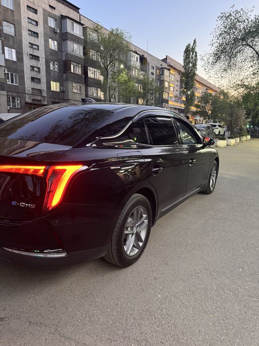 Авто в аренду Hongqi E-QM5