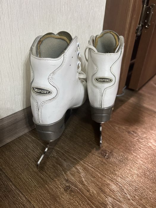 Коньки фигурные “Risport”.