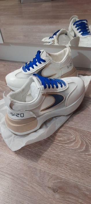 Продам кроссовки, женские