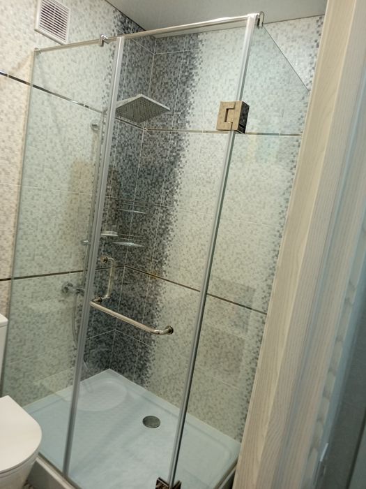 Стеклянная душевая кабина