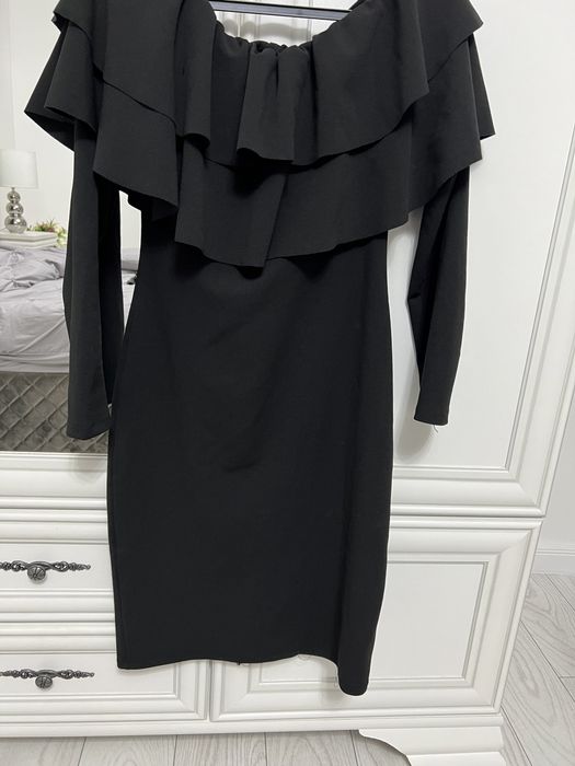 Rochie neagră cu umeri goi