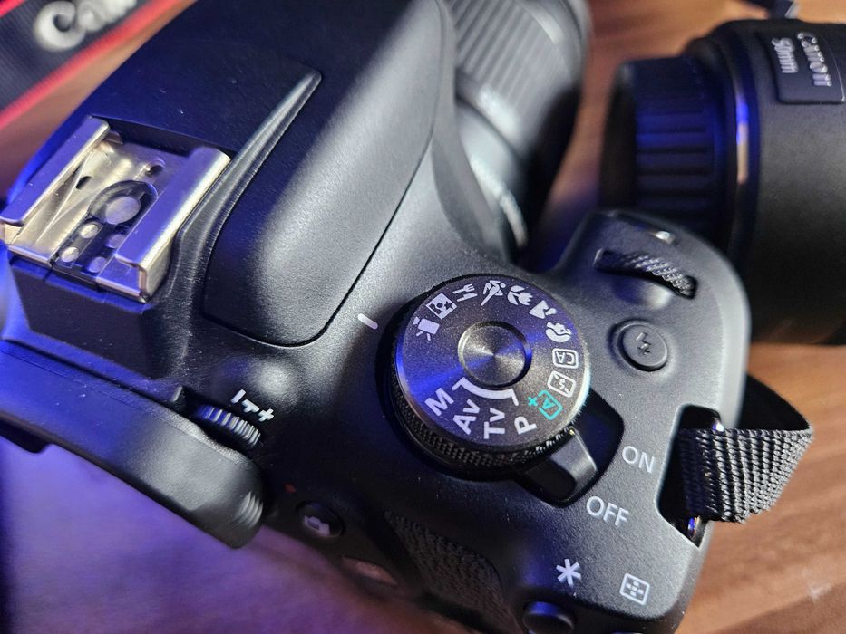 Canon EOS 2000D + Обектив , Стойка , Чанта с дъждобран за фотоапарат