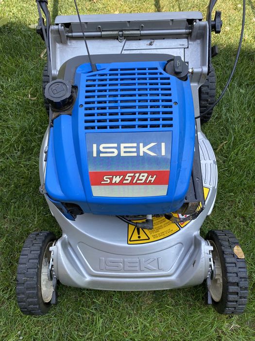 Masina ge tuns iarba pe benzina cu tractiune !