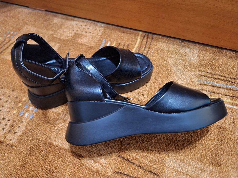 Намалени  на 75лв.Дамски сандали ,кожени