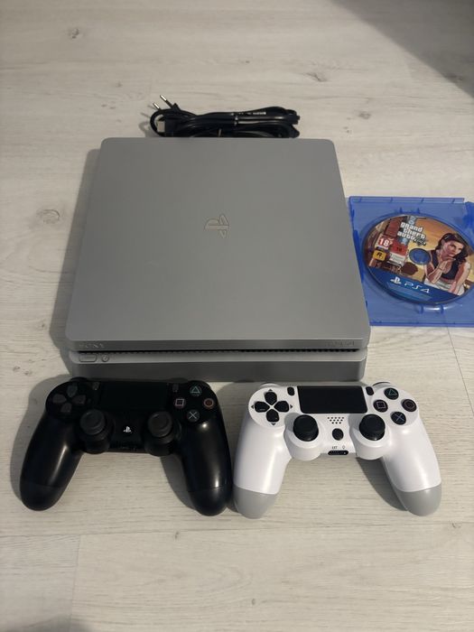 Playstation 4 Silver Limited Edition. 500gb, 2 manete