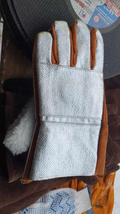 Перчатки и краги сварочные