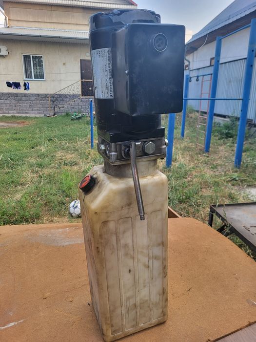 Насос для автомобильного подъёмника.