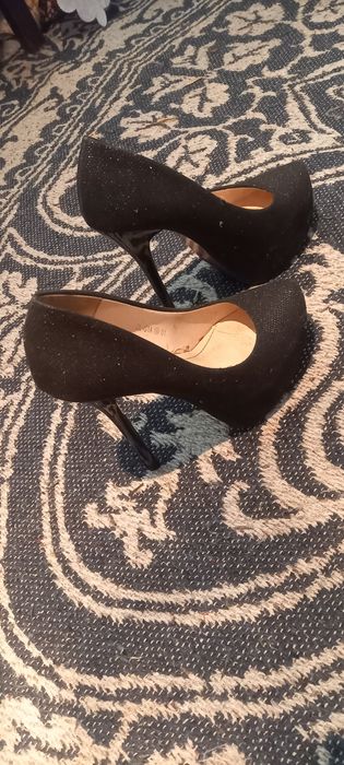Vând pantofi eleganți