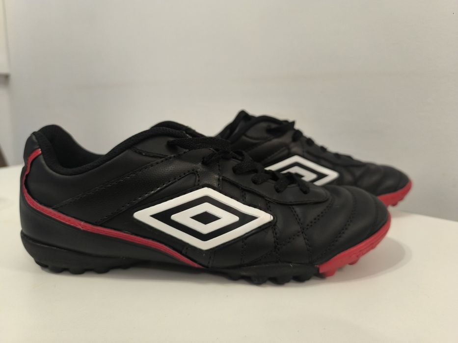 Стоножки за футбол 42  номер.За зала или твърди настилки