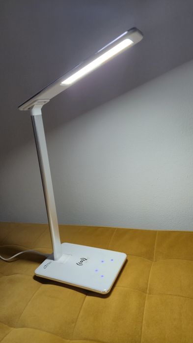 Lampa led ,cu incarcare wifi pentru telefon,lumina  reglabila calda -rece