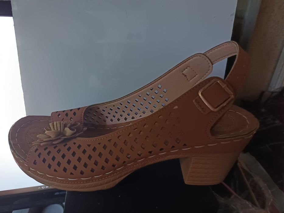 продам босоножки новые