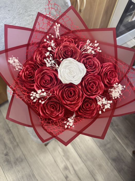 Buchet din trandafiri rosu cu alb