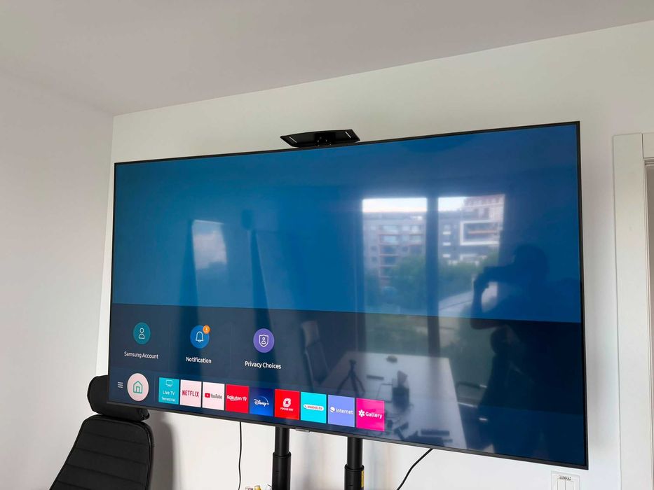 Pachet Premium: Smart TV 4K Samsung 70" (177 cm) + Stand Mobil Profesional pe Roți (Ideal Firme / Săli Ședințe / Home Cinema)