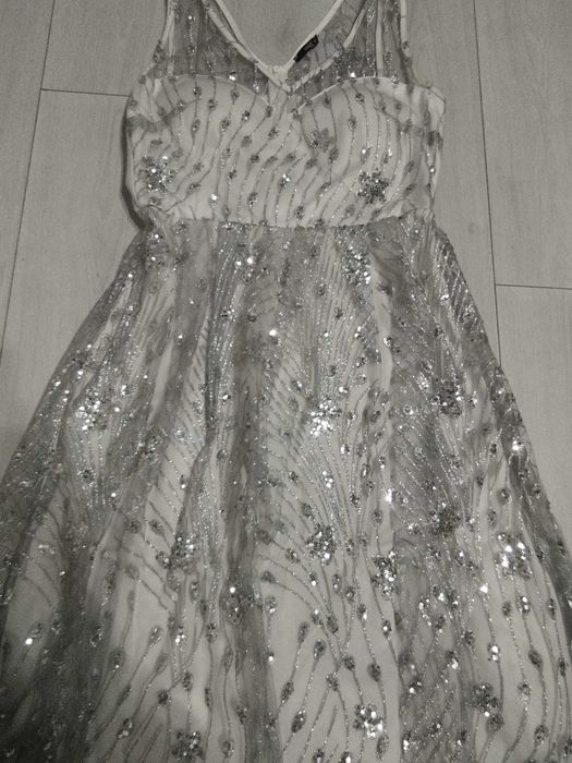 Роклите са носени по няколко часа