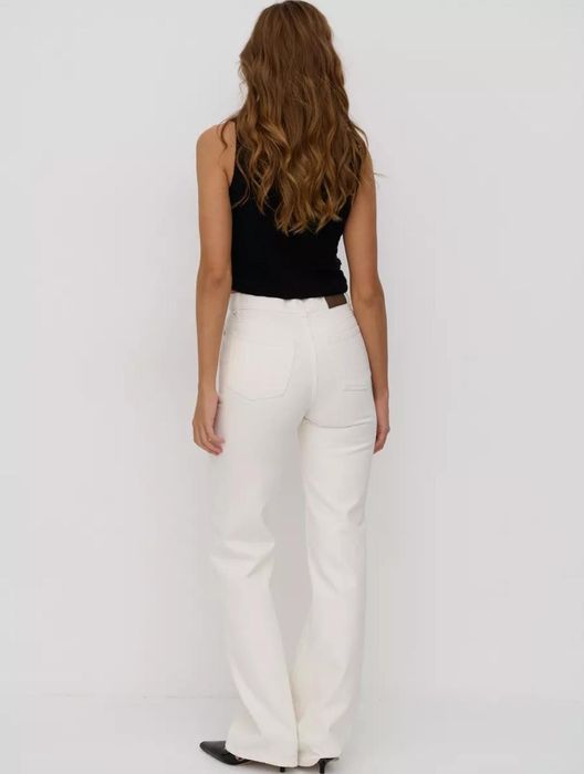 Джинсы клеш, молочный белый