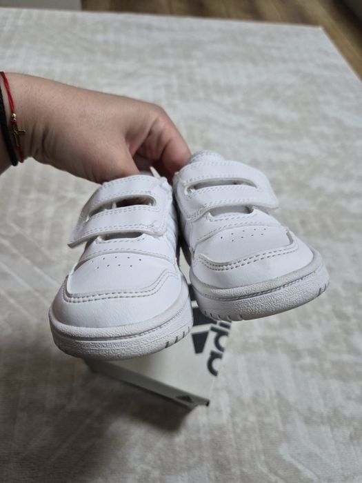 Обувки Nike носени от непроходило дете