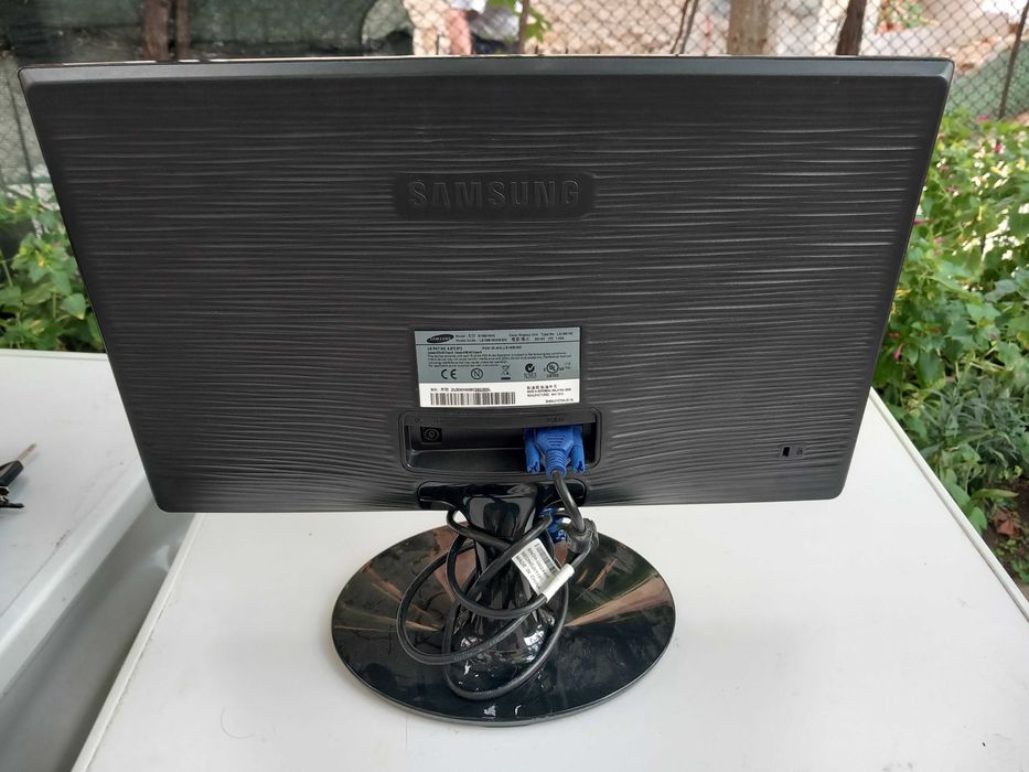 Продавам монитор Samsung S19B150N