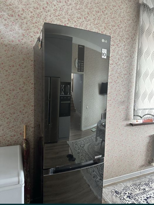 Холодильник LG стеклянный черный