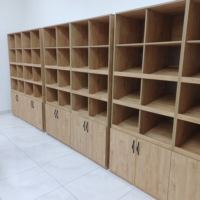 Mebel sotiladi, do'kon yoki apteka uchun mo'ljallangan.