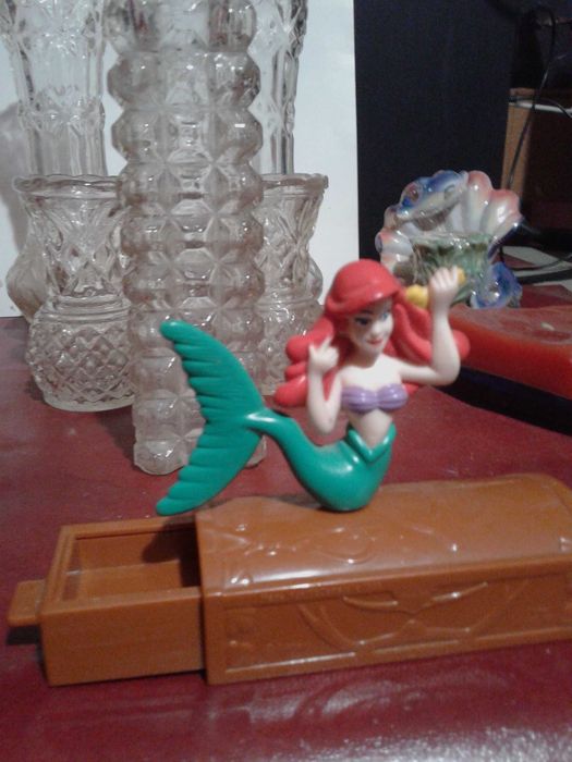 Вази, свещници и  тъкана картина за стена