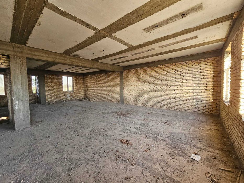 2 qavatli bino, magistralni yo'lini yoqasidan sotiladi.