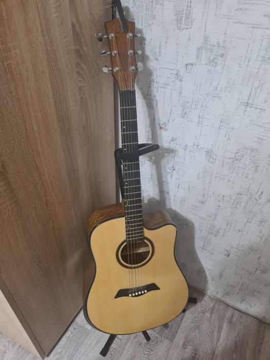 Продам акустическую гитару