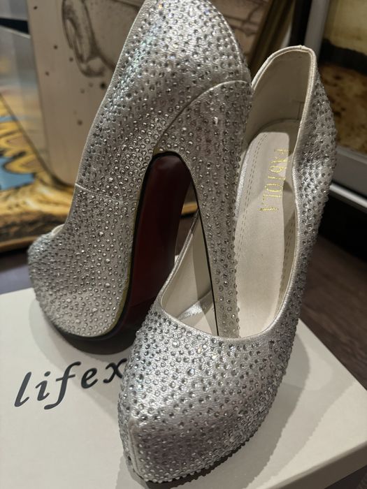 Продам новые туфли