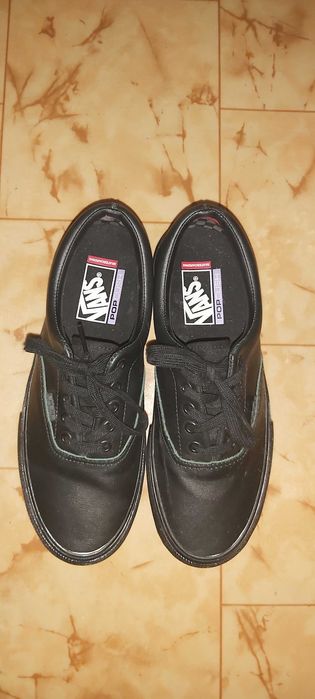 Продавам мъжки кецове Vans Skate Era с POP Cushion подметка. Номер 41, цвят черни. Състояние 9.5 от 10 вървят