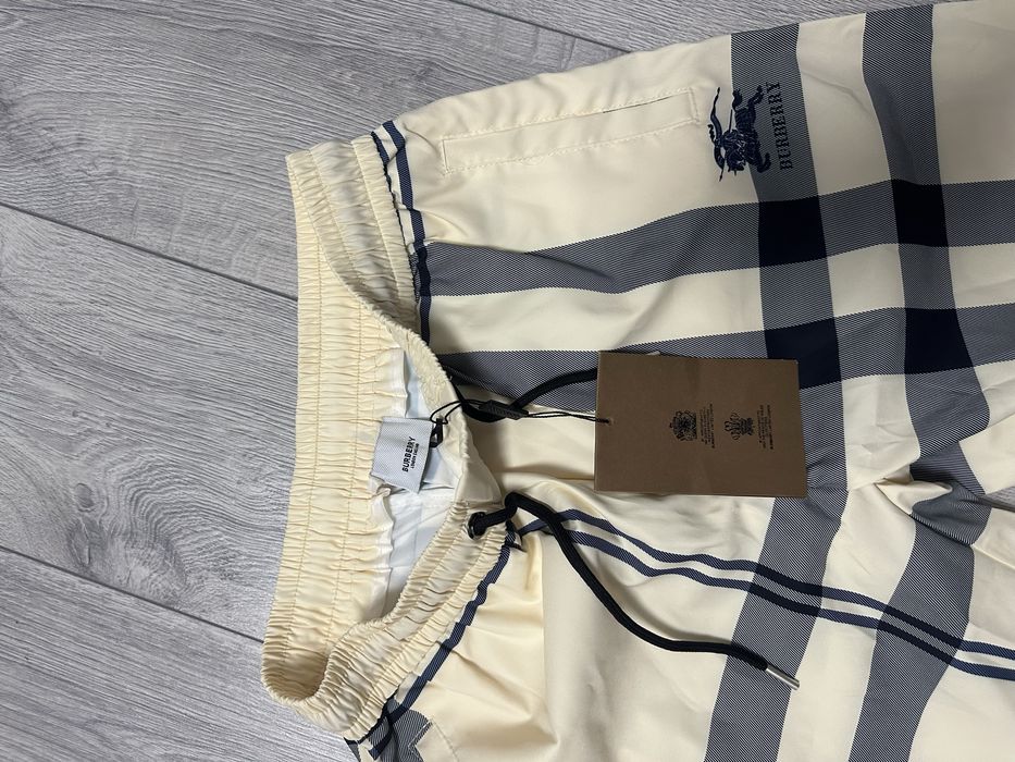 Sort Burberry
