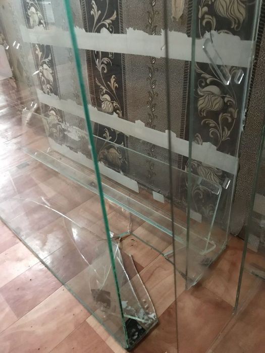 Стеклянные стеллажи