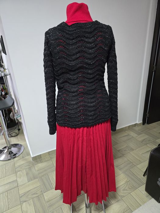 Pulover negru cu insertii de fir argintiu;