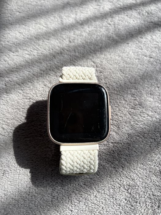 fitbit versa 2 часовник