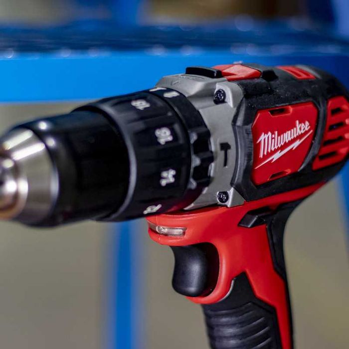 Винтоверт Milwaukee Акумулаторен Ударен 18V 2 Батерии 4Ah Зарядно Куфа