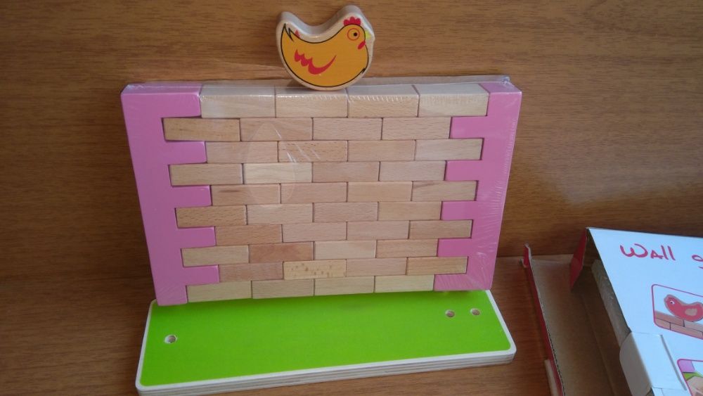 Дървена Дженга стена с тухли за редене и бутане + пиленце