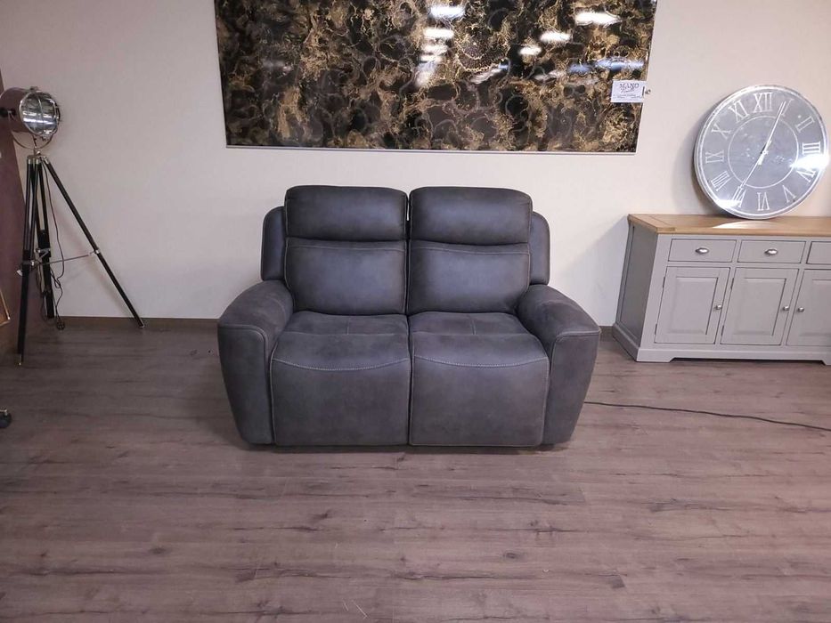 Тъмно сив диван от плат двойка с електрически релаксиращ механизъм