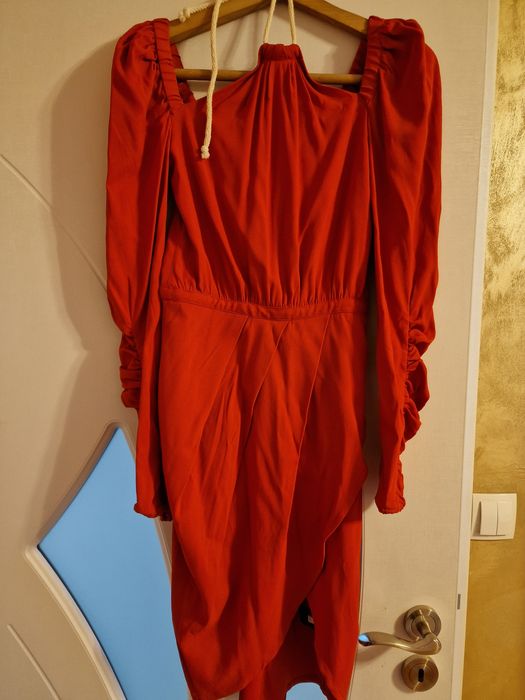 Елегантна черна рокля с изрязан акцент и фини презрамки.