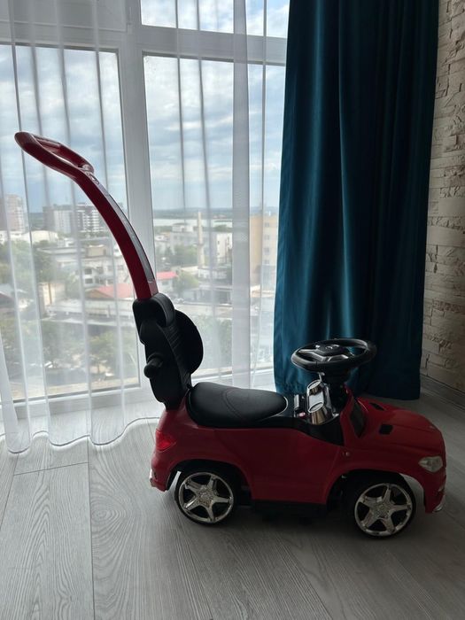 Masinuță/Vehicul fără pedale Mercedes-AMG roșie – cu lumini, sunete și mâner de împins