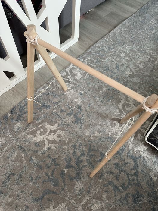 Деревянная стойка мобиль